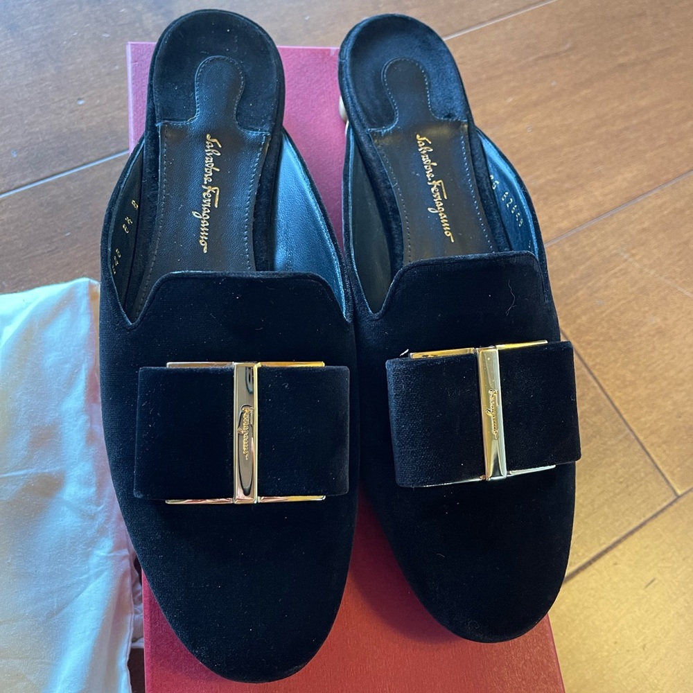 Salvatore Ferragamo Sciaccat Flower heel mules